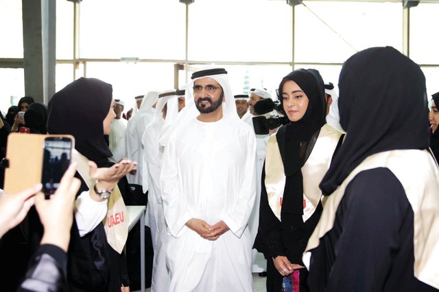 "محمد بن راشد يتجاذب أطراف الحديث مع عدد من الطالبات"