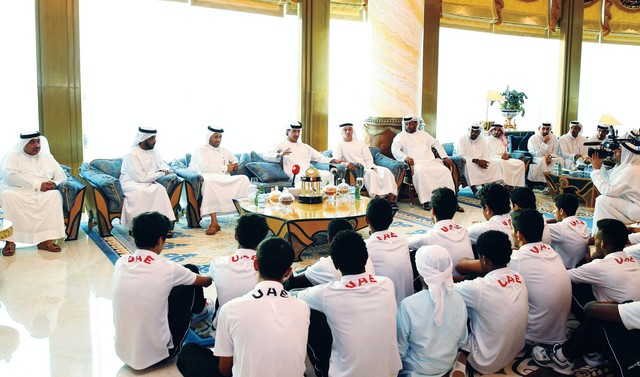 "هزاع بن زايد يتحدث إلى نجوم منتخب الناشئين أبطال الخليج"