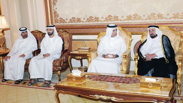 "حاكم الشارقة لدى استقباله حاكم رأس الخيمة وولي عهده بحضور عبد الله آل ثاني\tوام"