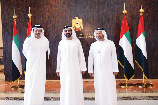 "محمد بن راشد يتوسط عبدالله بن زايد وأنور قرقاش\tتصوير ـــ سيف محمد"