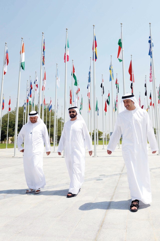 "نائب رئيس الدولة و عبدالله بن زايد وأنور قرقاش خلال جولة في حديقة أعلام الدول"