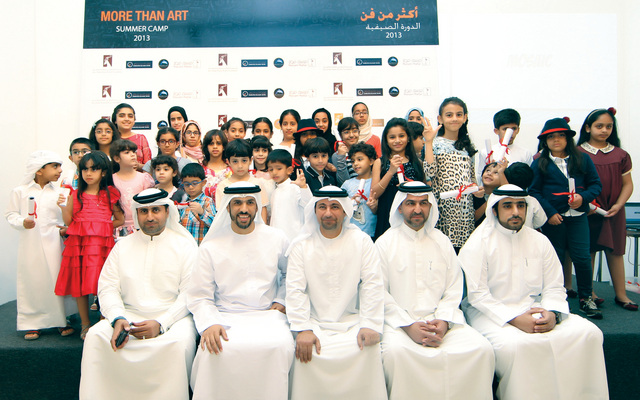 "المسؤولون مع الاطفال الذين يتم تنمية مواهبهم الفنية \t\tتصوير - عماد علاء الدين"