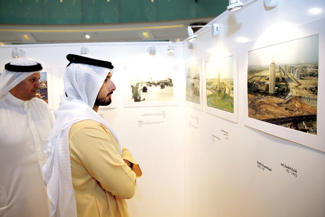 ".. وسموه يطالع لوحات المعرض المصاحب\t تصوير- محمد هشام"