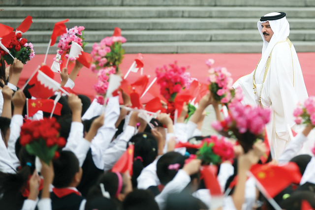 "أطفال صينيون في استقبال حافل لعاهل البحرين الملك حمد بن عيسى آل خليفة خلال زيارته لجمهورية الصين الشعبية. جتي"