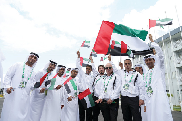 "منتخب الكاراتيه يرفع علم الإمارات\tتصوير - خليفة عيسى"