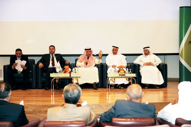 "الشريف يتوسط ممثلي المؤسسات الراعية للحدث. \t\tمن المصدر"