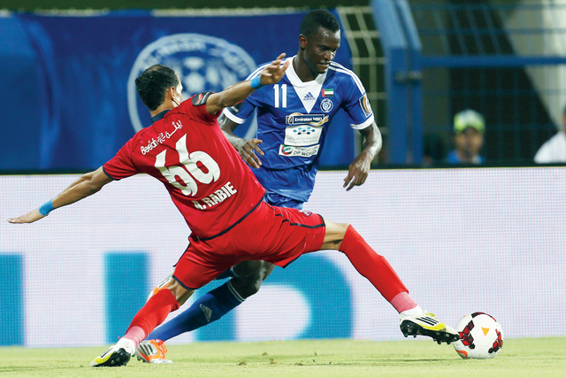 "توريه يراوغ أحد مدافعي الشعب \t تصوير ــ سالم خميس"