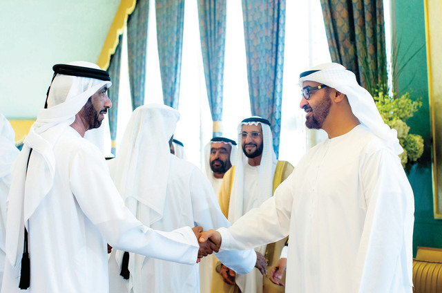 "ولي عهد أبوظبي يصافح المدعوين"