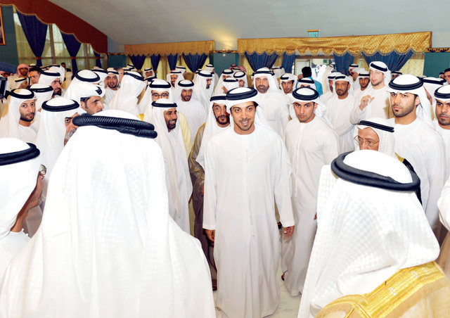 "منصور بن زايد لدى حضوره العرس"