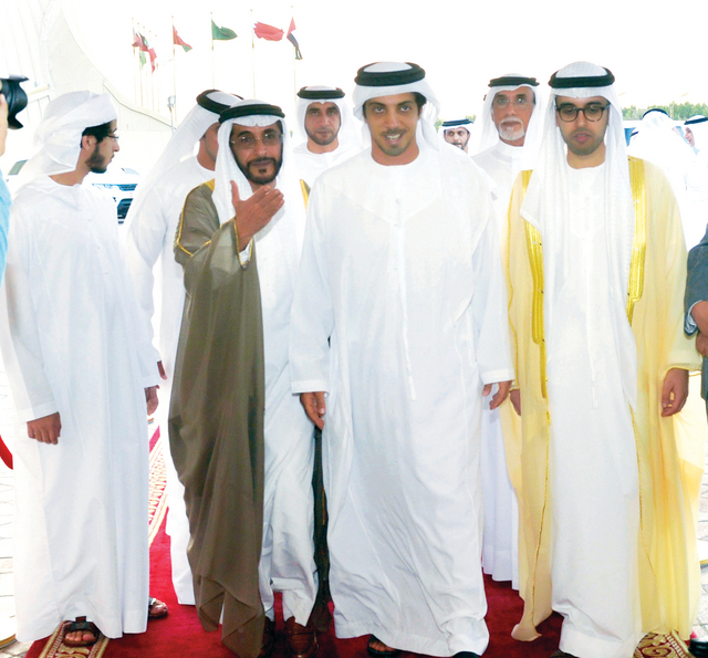"..وسموه مع العريس ووالده"