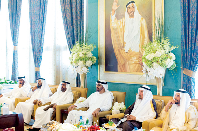 "محمد بن زايد وسعيد بن محمد وأحمد خليفة السويدي وأعيان البلاد"