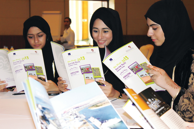 "طالبات البرنامج يطلعن على الاصدارات السياحية"