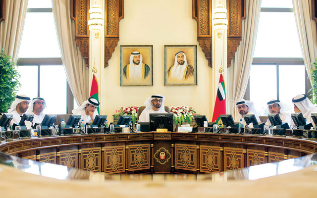 "محمد بن زايد مترئسا الإجتماع بحضور هزاع وحامد بن زايد ومحمد بن خليفة وسلطان بن طحنون والأعضاء\t من المصدر"