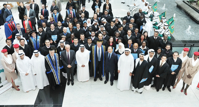 "صورة تذكارية للخريجين \tالبيان"
