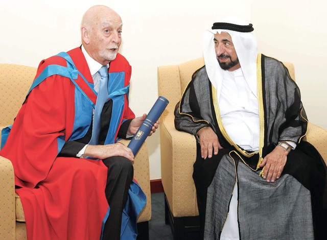 "... وسموه يتجاذب الحديث مع د. تيم نبلوك وام"