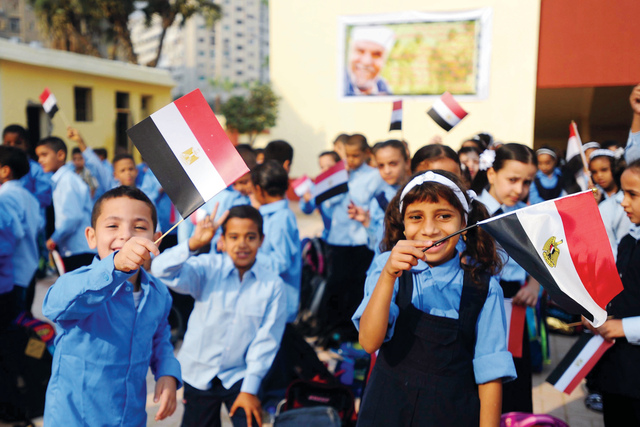 "طلبة يحملون أعلام مصر في أول أيام العام الدراسي الجديد \tالبيان"