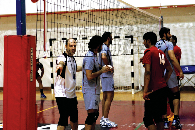 "تعليمات للاعبين من رايس مدرب المنتخب الوطني من المصدر"