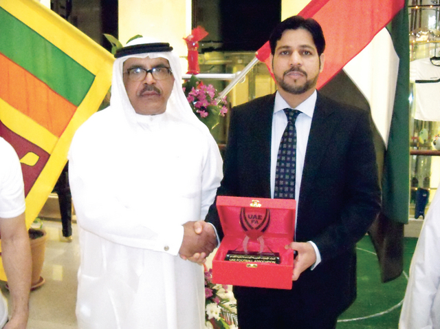 "النعيمي يتلقى درع اتحاد الكرة من سعيد الطنيجي\tمن المصدر"