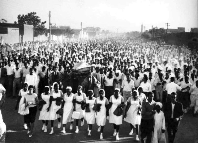 "السودانيون يشيّعون القرشي أول شهيد في أول ثورة سودانية عام 1964 \t البيان"