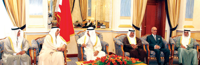 "خليفة بن سلمان خلال استقباله وزراءالخدمة المدنية والنقل والخدمات في دول التعاون \t بنا"