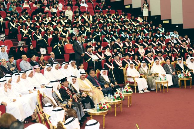 "حاكم رأس الخيمة يتابع فعاليات الحفل بحضور عدد من المسؤولين والخريجين وأولياء أمور الطلبة \tتصوير: محمد حنيف"