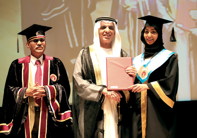 "... ويسلم شهادة الطب لإحدى الخريجات المواطنات"
