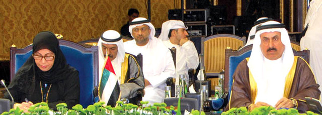 "مريم الرومي وصقر غباش خلال مشاركتهما في اجتماع مشترك بين وزراء العمل والشؤون الاجتماعية \t بنا"
