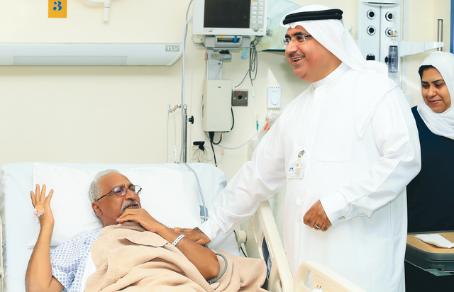 "النورياني مع المريض بعد إجراء العملية"