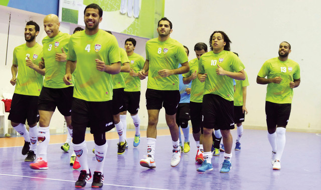 "لاعبو منتخب الإمارات لكرة الصالات يتدربون في نادي رعاية الشباب بالشارقة \t تصوير:خالد نوفل"