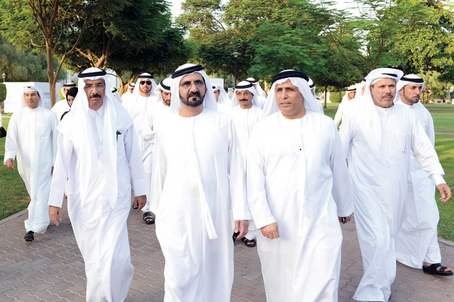 "محمد بن راشد لدى حضوره إلى حديقة الصفا يرافقه حمدان بن محمد ومحمد المر ومحمد القرقاوي ومصبح الفتان ومطر الطاير ومحمد العبار وسلطان بن سليم والسبوسي"
