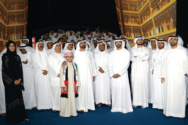 "محمد بن راشد يستمع إلى شرح عن المشروع بحضور حمدان ومكتوم بن محمد ومحمد المر وضاحي خلفان ومطر الطاير وكبار المسؤولين والأعيان \t\t\t\t\t\t\t\t تصوير- سيف محمد"