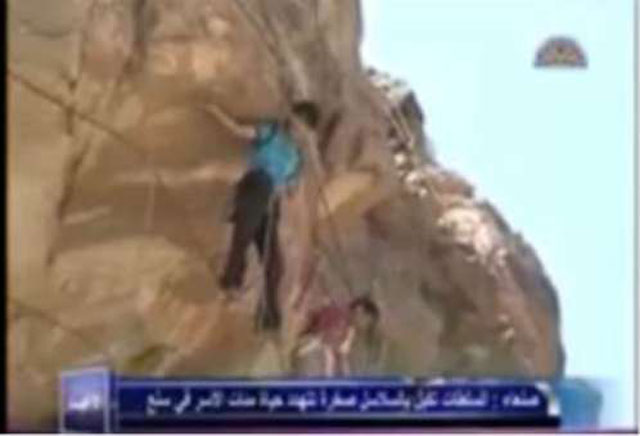 بالفيديو.. في أغرب تصرف تكبيل صخرة بالسلاسل الحديدية باليمن!