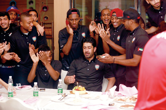 "بعثة المنتخب تحتفل بعيد ميلاد حسن إسماعيل\tمن المصدر"