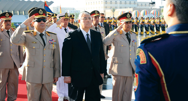 "عدلي منصور وعبد الفتاح السيسي وصدقي صبحي خلال زيارة ضريح الجندي المجهول أمس    \t أ.ف.ب"