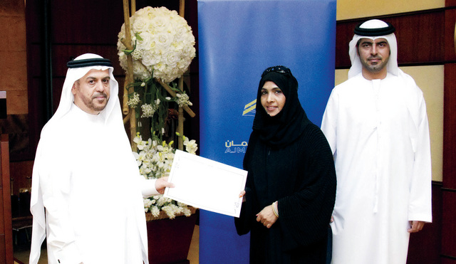 "خلال تكريم إحدى المشاركات في البرنامج \tالبيان"