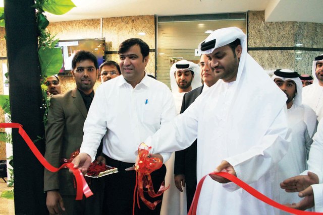 "الهاشمي يدشن المركز بمشاركة الموظفين \tالبيان"
