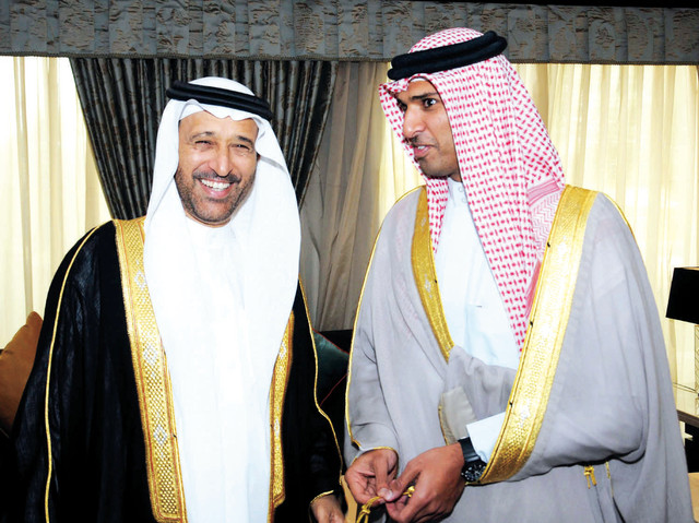 "يوسف السركال وعلي آل خليفة في حديث ودي"