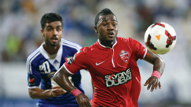 "العيماني يطارد الحمادي في مباراة الأهلي \t البيان"