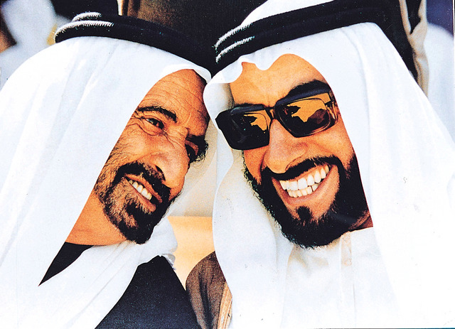 "زايد وراشد آمنا بالاتحاد وعملا بإخلاص لبناء دولة المجد\t أرشيفية"