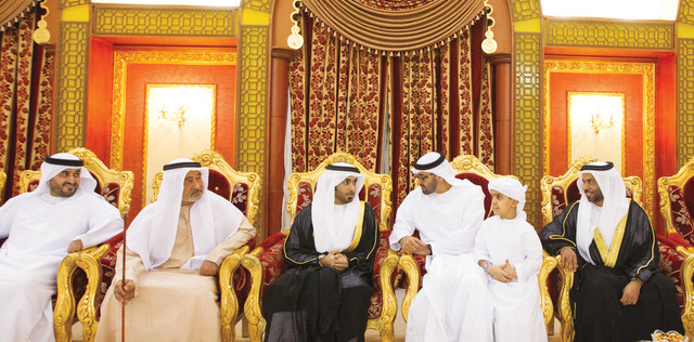 "ولي عهد أبوظبي يتبادل الحديث مع أحمد الرميثي بحضور المدعوين"