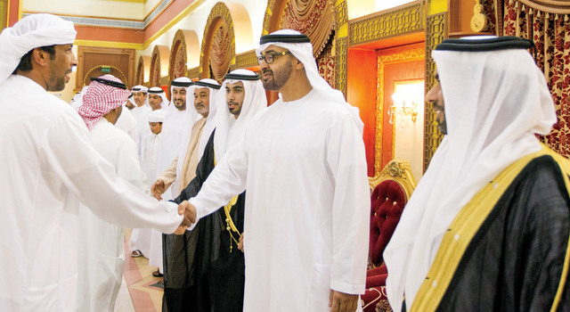 ".. وسموه يصافح المدعوين"