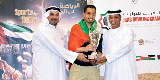 "نايف عقاب يتسلم كأس البطولة\t من المصدر"