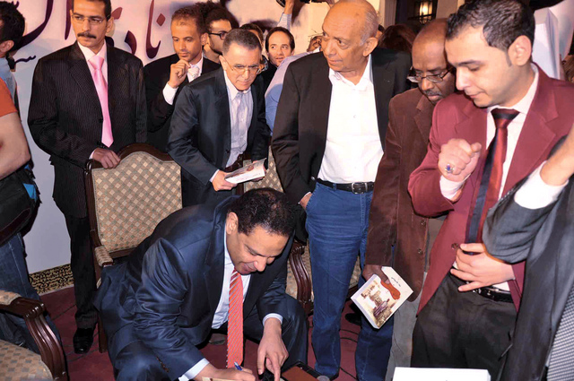 "حفاوة واحتفاء ولقاء .. عناوين واحدة في \" تواقيع الكتب\""