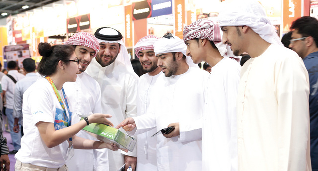 "المواطنون يحرصون على التقاط صفقات اللحظة الأخيرة في شوبر \tتصوير : عماد علاء الدين"