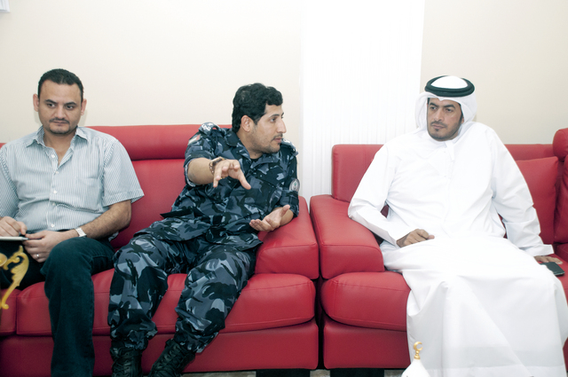 "عبد العزيز النومان \"وسط\" خلال اجتماع اللجنة الأمنية\t من المصدر"