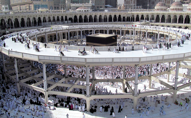 "حجاج بيت الله الحرام يطوفون حول الكعبة   \tأ.ب"