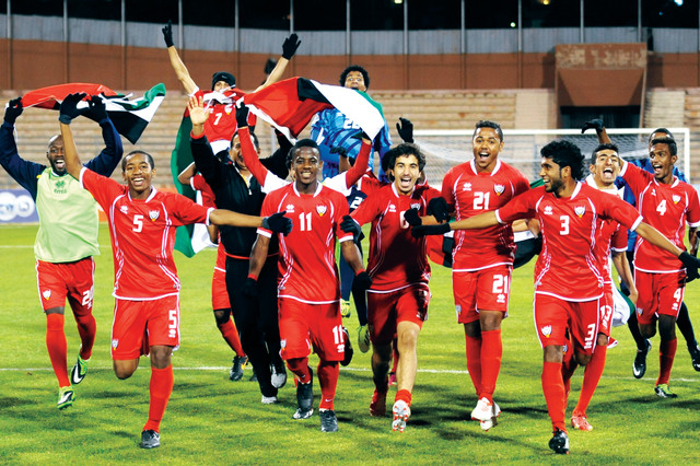 "اللاعبون يطوفون الملعب بعلم الإمارات"