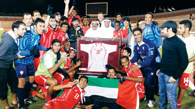 "إهداء قميص المنتخب إلى السفير عبدالله ناصر سلطان العامري\t\tتصوير: هشام تكنيوين"