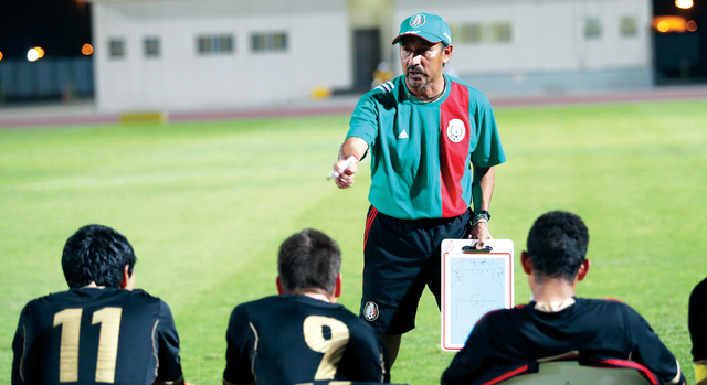 "راؤول جوتيريز يوجه نصائح وتعليمات للاعبي المنتخب المكسيكي\t\tتصوير - سالم خميس"