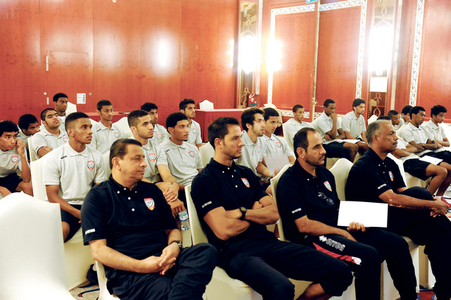 "جانب من اجتماع لجنة الفحص مع لاعبي المنتخب \tمن المصدر"